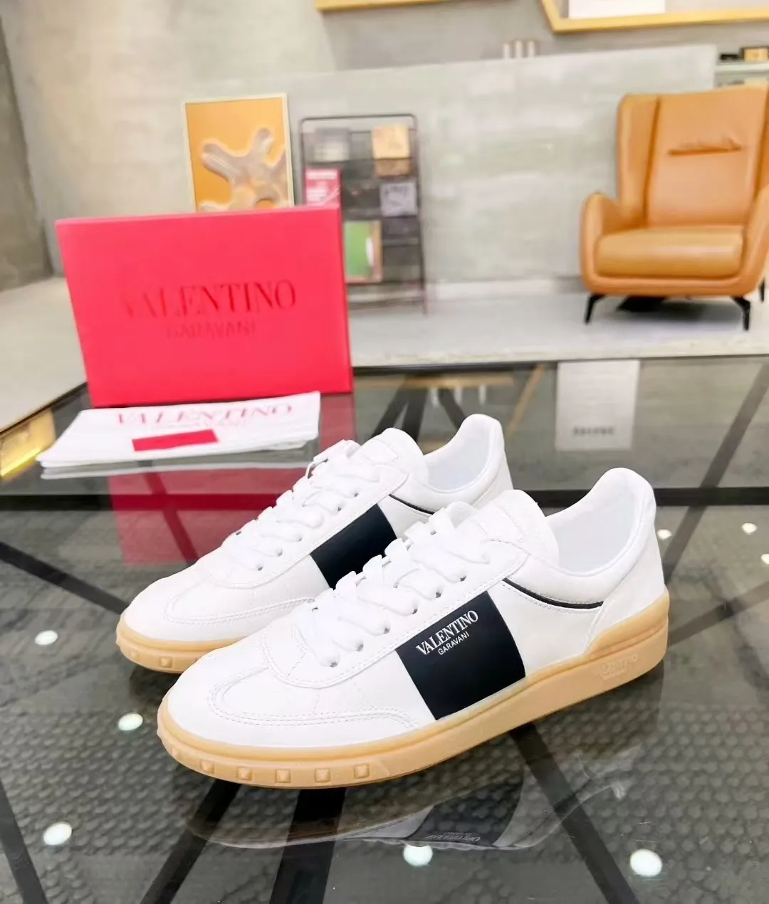 Factory price: 438💰Original quality, top version on the market VALENTINO (Valentino) latest fashion week catwalk [couples 👫 model], unique design, fashionable family specializes in slim feet🔥A fashion product of Baita [strong] Fabric: The toe is made of high mercerized triangular grain cowhide and A-grade full-grain cowhide, original lasting process Inner lining: cowhide lining + men's shoes 💰U hanging mesh feet, heels and tongues decorated with VaIentin* shallow relief oversized rivets Size: 38-44, customized 45